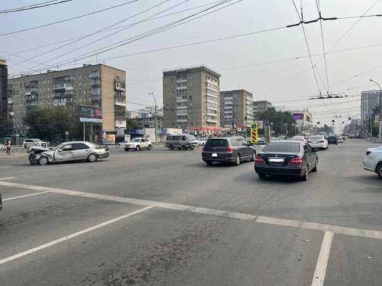 Массовая авария с участием Mersedes произошла в Новосибирске