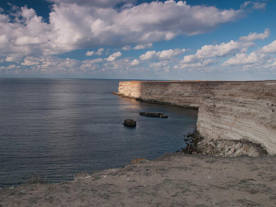 В Крыму машина с туристами рухнула в море с обрыва