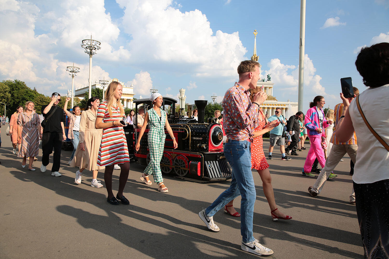 Парад семей. Парад семьи 2024 вднх. Парад семьи 2024 вднх. Брендбук всероссийского парада семьи. Вднх в субботу.