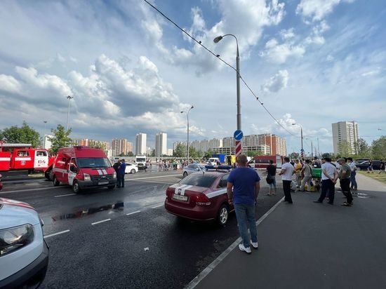 Стали известны подробности ЧП в московском районе Люблино, где в ловушке канализационного люка оказались 12 рабочих