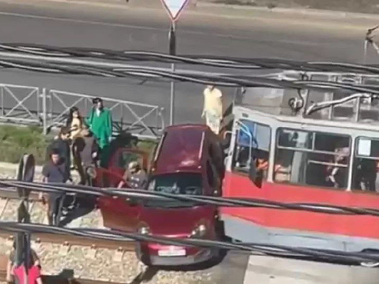 В трамвай врезалась 74-летняя женщина за рулём иномарки в Краснодаре