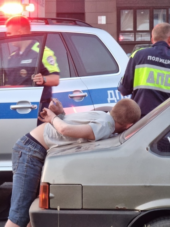 В Кирове сотрудники ДПС положили мужчину в наручниках на багажник
