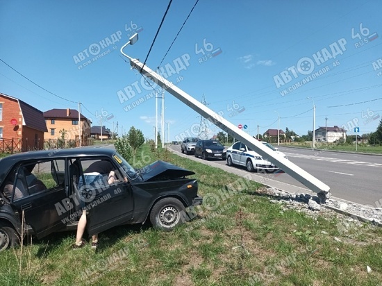 В Курске на улице Просторной легковушка ВАЗ снесла столб