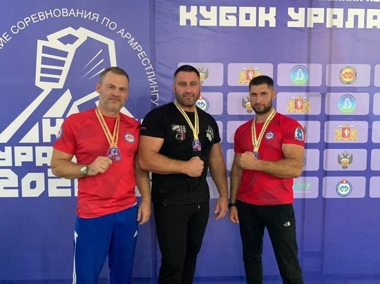 Силачи из Нового Уренгоя завоевали 4 медали на всероссийском турнире по армрестлингу