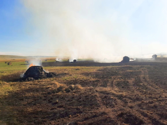 В Хакасии сгорели тюки с сеном