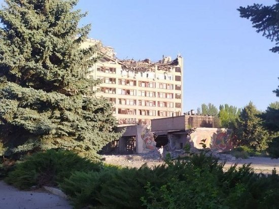 Ракетный удар ВСУ по Светлодарску снес несколько этажей гостиницы