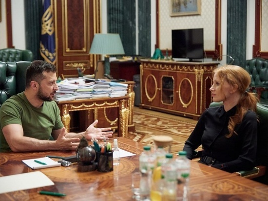 В США раскритиковали Зеленского за фото с актрисой Джессикой Честейн