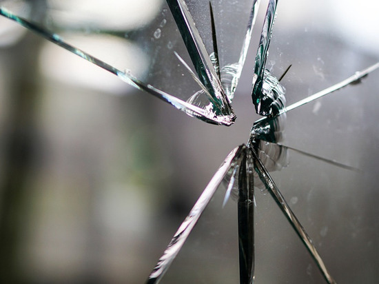 Житель Нарьян-Мара кулаком разбил стекло автомобиля