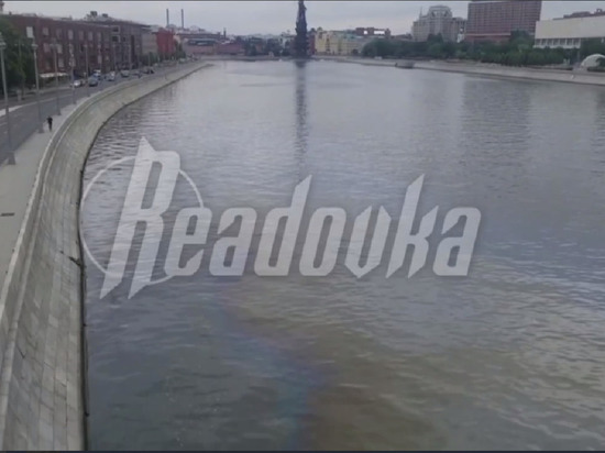 Из пробитого бензобака катера в реку вылилось горючее у Крымского моста