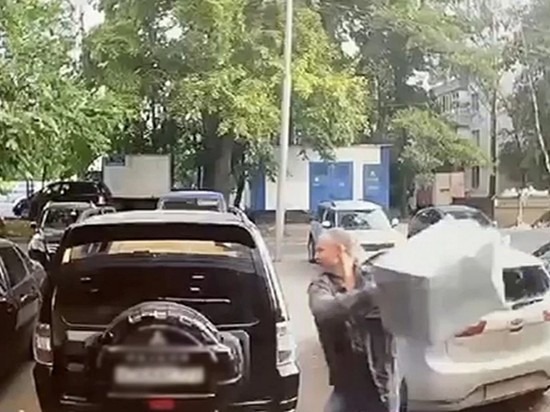 В Москве пьяный приезжий разбил урной 15 автомобилей