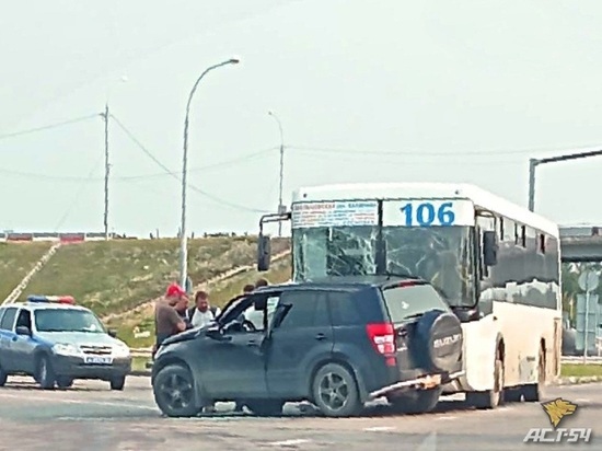 Иномарка и автобус с пассажирами столкнулись на Северном объезде в Новосибирске, пострадала водитель