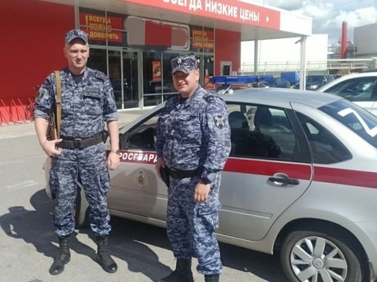 Росгвардейцы задержали мужчину, ранившего продавца в магазине ножом в Киришском районе
