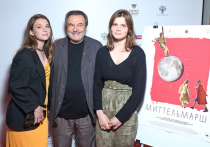 На 30-м фестивале российского кино «Окно в Европу», проходящем в Выборге, Алексей Учитель представил «Прогулку», принесшую ему в 2003 году сразу три награды