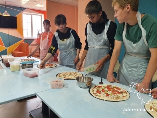 Участники «Моих здоровых выходных» в НАО пекли пиццу и делали букеты