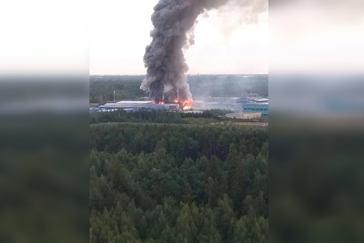 Черный дым что горит. Дым от пожара. Дым пожар. Пожар на складе в Мурино. Пожар в Санкт-Петербурге сейчас.