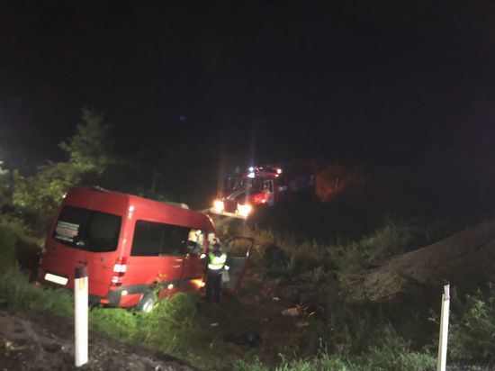11 человек пострадали в аварии микроавтобуса и грузовика под Новосибирском
