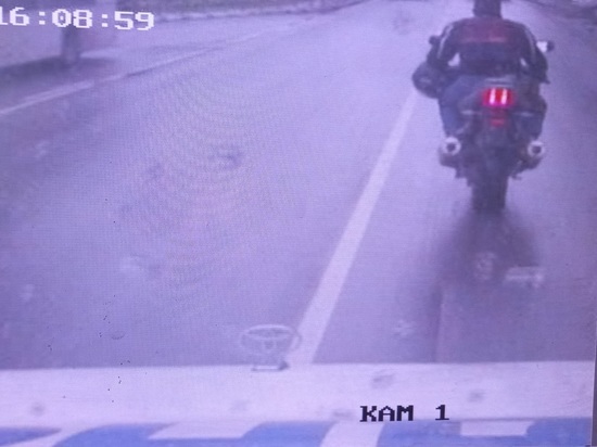 Мотоциклист убегал от полиции на Сахалине — видео