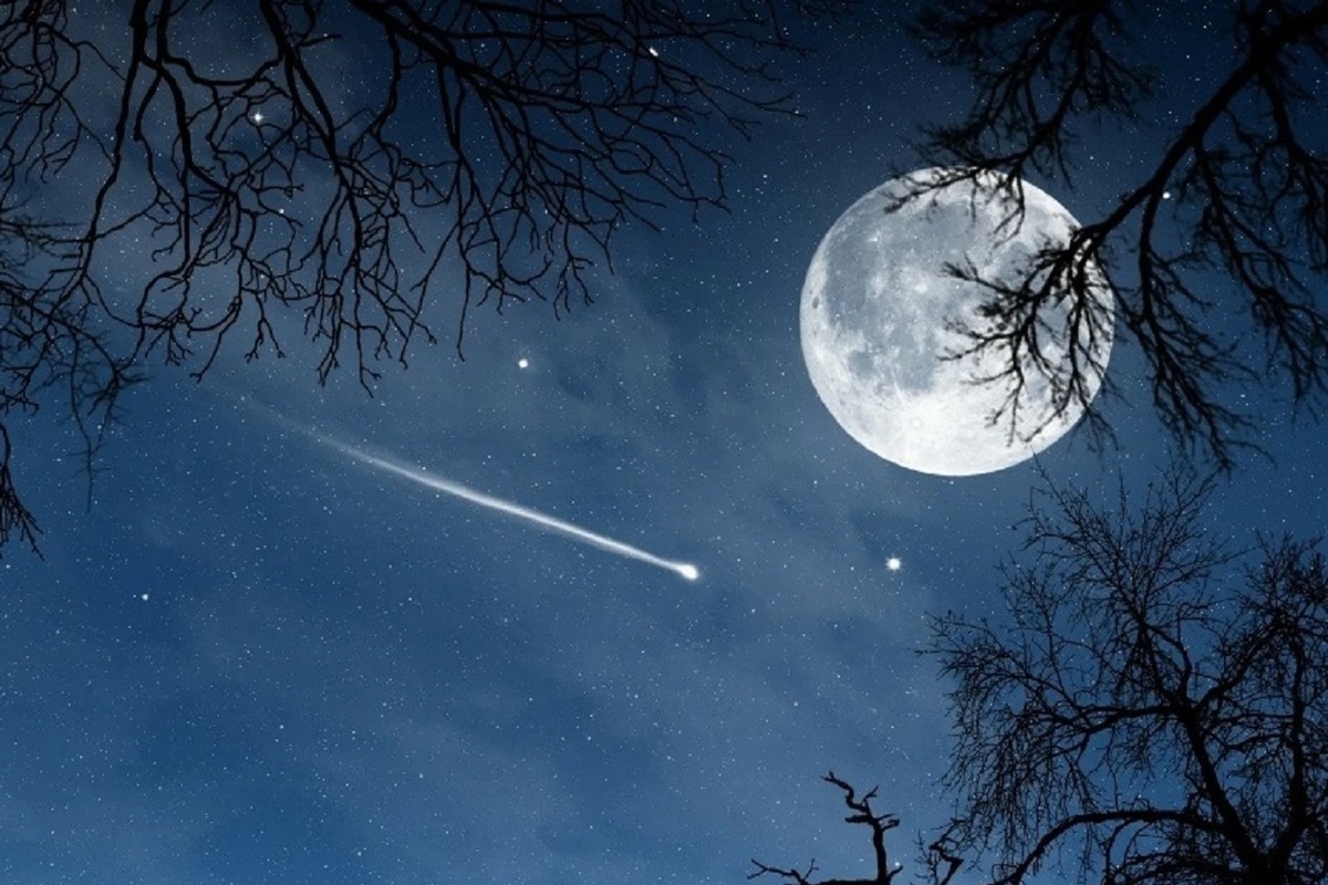 В ночь на субботу костромичи смогут полюбоваться полной луной и падающими звездами