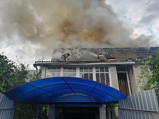 Из-за грозы во Мценске сгорела крыша жилого дома