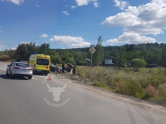 Две машины слетели с дороги после ДТП возле Смоленки под Читой