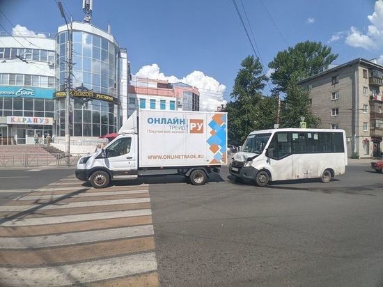 В ДТП с маршруткой у ТЦ «Полетаевский» в Рязани никто не пострадал