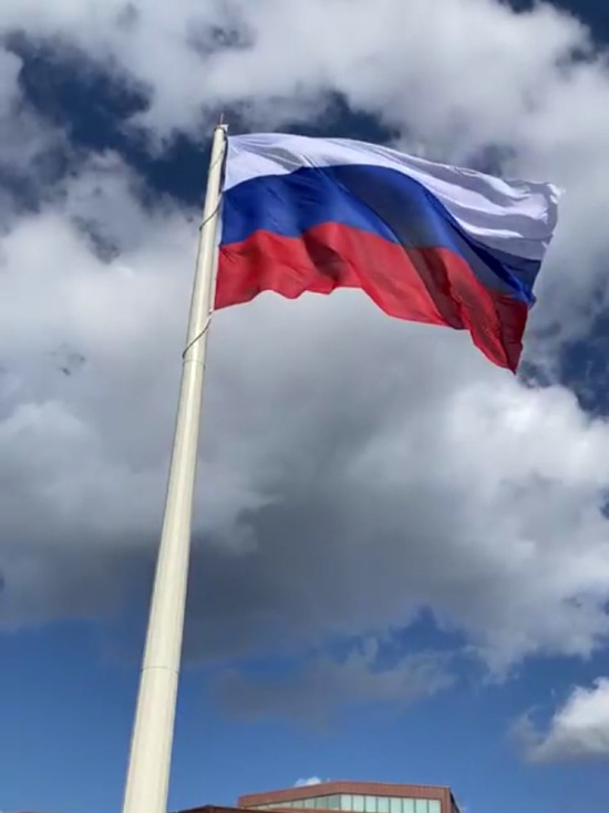 Самый большой в Салехарде флаг России подняли перед культурно-деловым центром