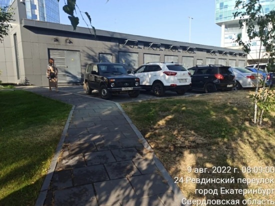 Засыпали люк, в который провалились девушка с собачкой в Екатеринбурге