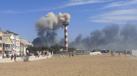 В Крыму прогремели взрывы: туристы сняли видео с пляжа Новофедоровки