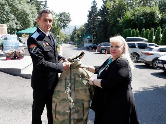 Глава Ставропольского «Союза женщин» передала тысячи рюкзаков школьникам