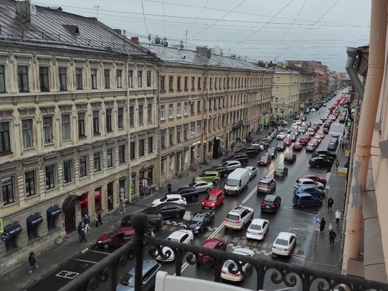 Водители встали в 6-балльные пробки, в Петербурге произошло 17 ДТП