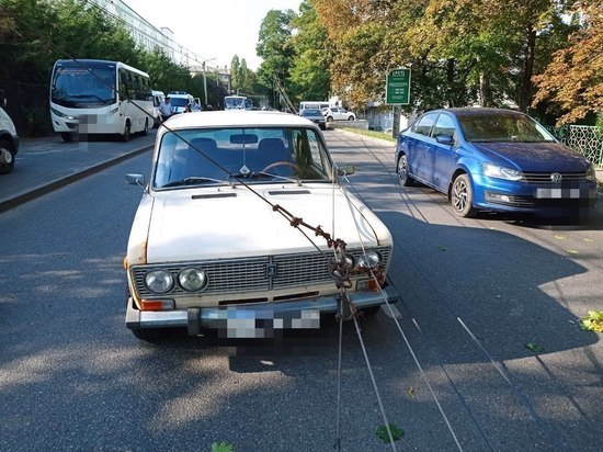 В Белгороде в результате аварии на дорогу упали две опоры ЛЭП