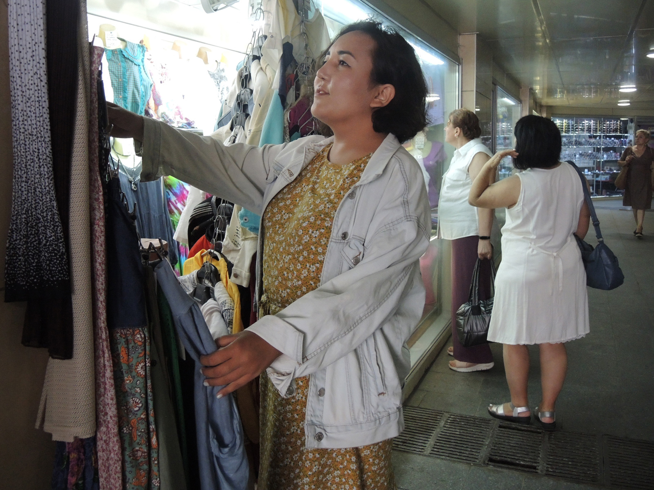 Молодежь стала покупать одежду в подземных переходах: кадры нового "столичного гламура"