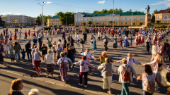 Жители Петрозаводска дружно станцевали круугу на площади Кирова
