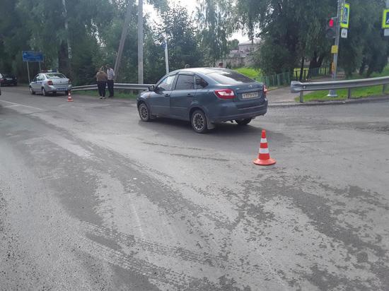 Пенсионерка из Порхова переходила дорогу на «красный» и попала под колеса автомобиля