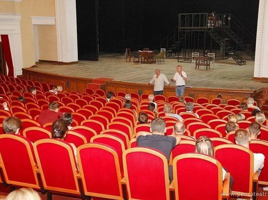 Пензенским актерам Драмтеатра рассказали о планах на юбилейный 230 театральный сезон