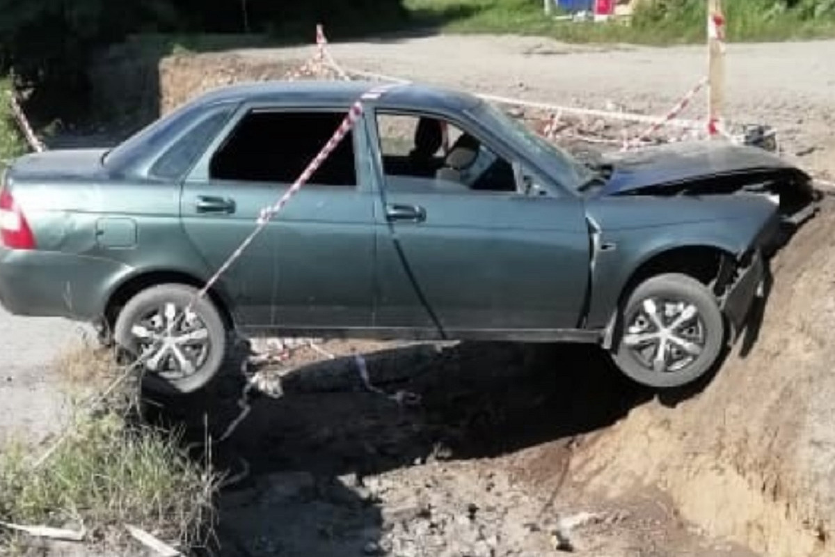 Легковушка повисла над траншеей в результате аварии в Кузбассе - МК Кузбасс