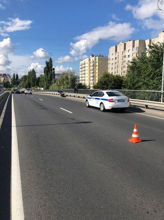 В Калининграде произошло ДТП с опрокидыванием мотоцикла
