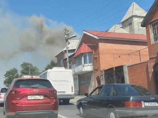 В Ростове на улице Мадояна 16 человек потушили полыхающий частный дом