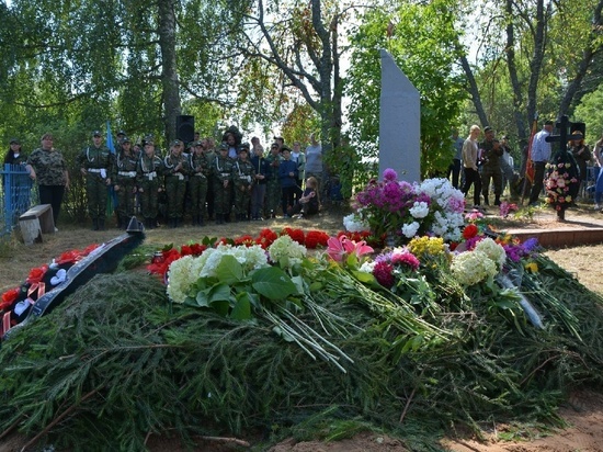 Останки 40 бойцов похоронили в деревне Поздноево Невельского района