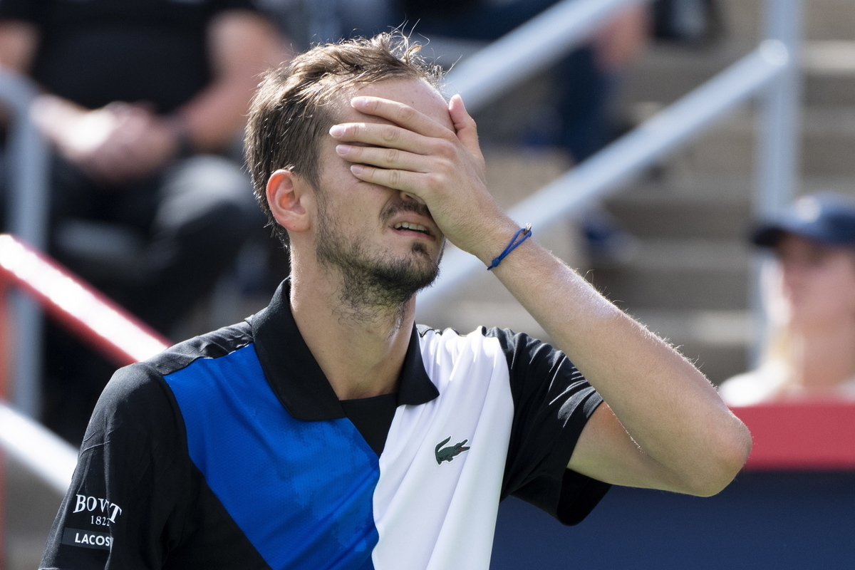 Российский теннисист проиграл Нику Кирьосу во втором круге турнира в Монреале