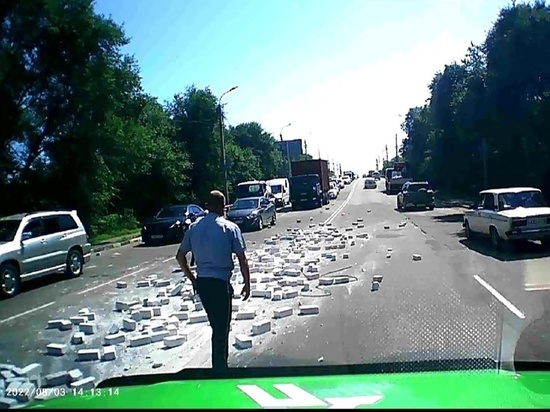 В Благовещенске из грузовика рассыпался кирпич