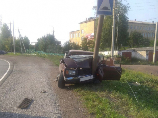 В кузбасском городе в результате наезда ВАЗа на столб травмировались 6 человек