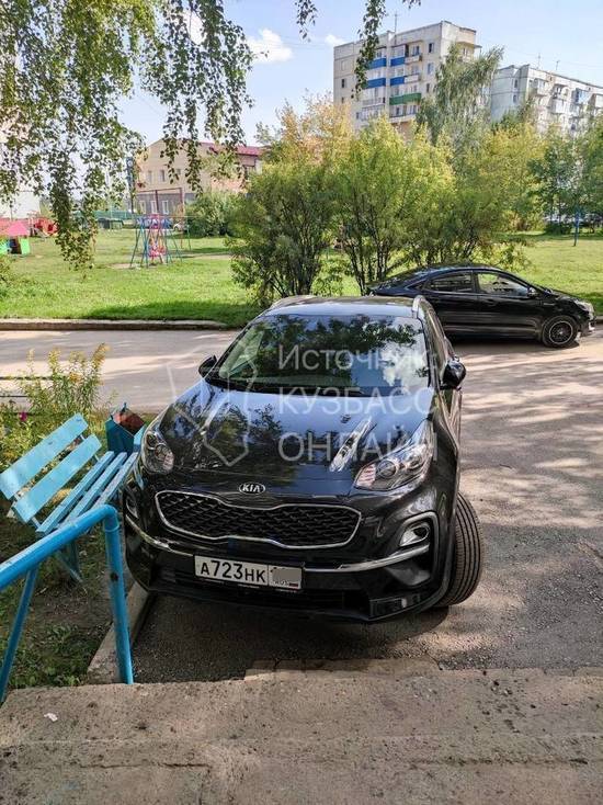 Король парковки: жители кузбасского города пожаловались на припаркованную у входа в подъезд машину