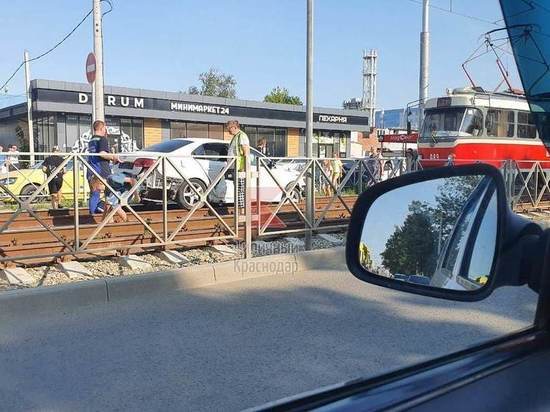 Иномарка вылетела на трамвайные пути после ДТП в Краснодаре