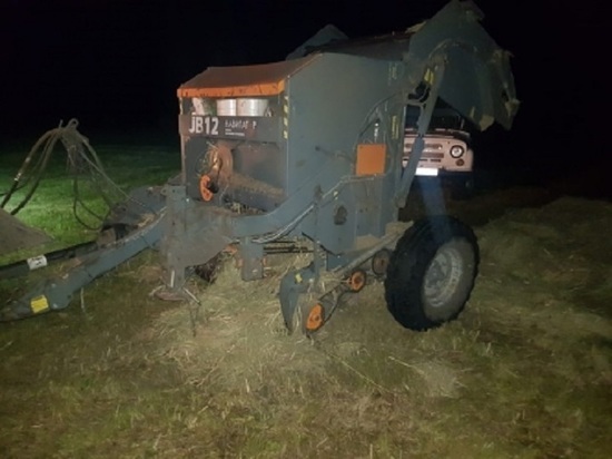 Разнорабочий погиб во время уборки сена в Омской области
