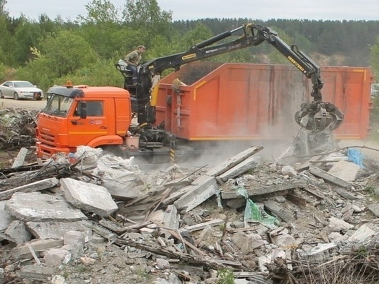 Водитель «КАМАЗа» устроил свалку на окраине Брянска