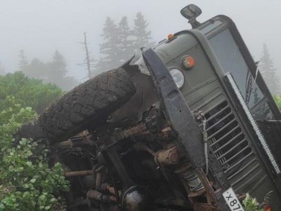 Автомобиль ГАЗ-66 с туристами перевернулся на Курилах