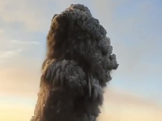 Турист подошел к вулкану на Курилах практически в момент извержения