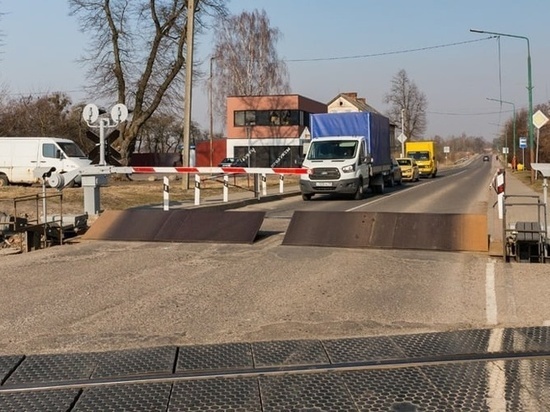 Под Зеленоградском начался ремонт железнодорожного переезда