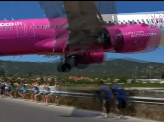 Самолет при посадке чуть не задел головы отдыхающих на острове Скиатос